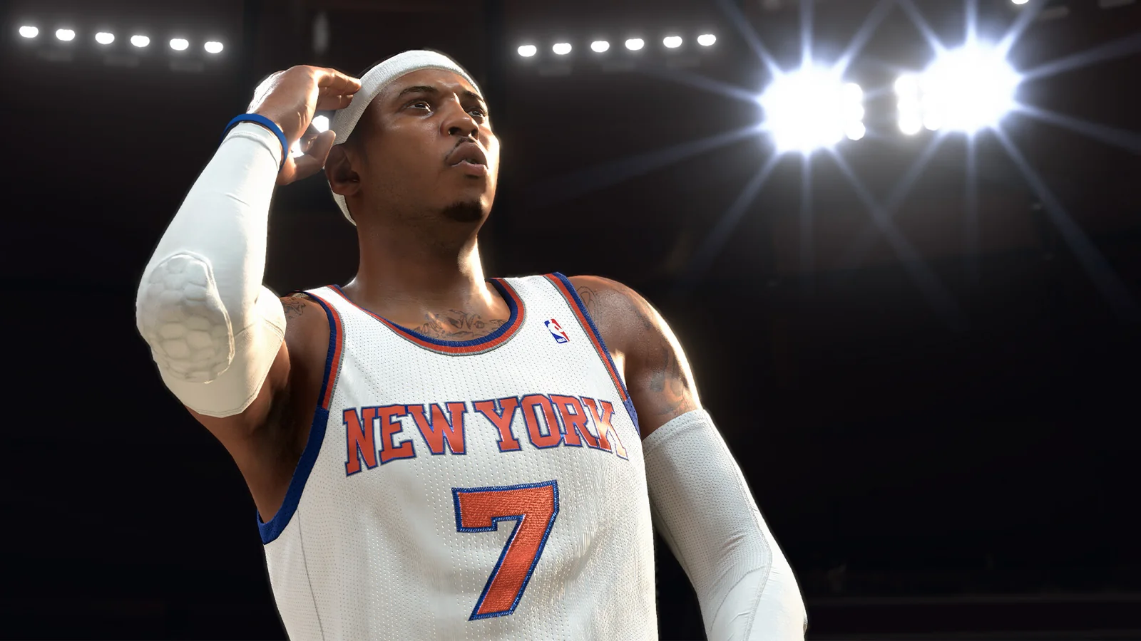 조명 아래 코트에 선 농구 선수를 정면에서 담은 NBA 2K26 화면
