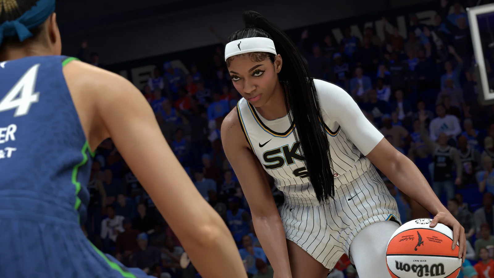 여자 프로 농구 경기 장면을 재현한 NBA 2K26의 코트 대치 화면