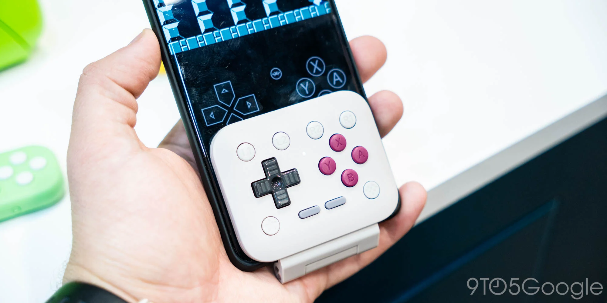 8BitDo 플립패드가 스마트폰 하단에 장착된 모습