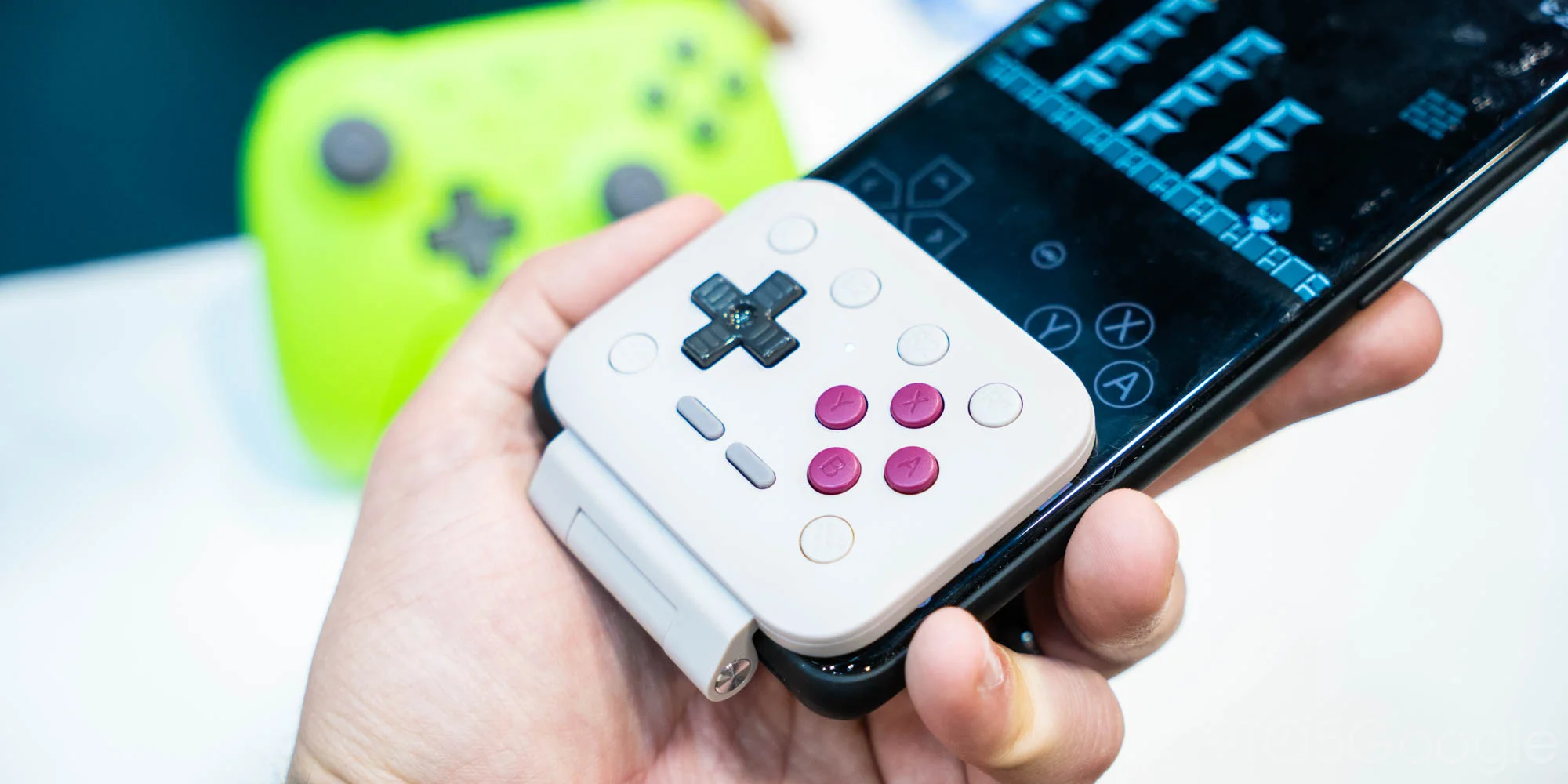 8BitDo 플립패드로 게임을 플레이하는 모습
