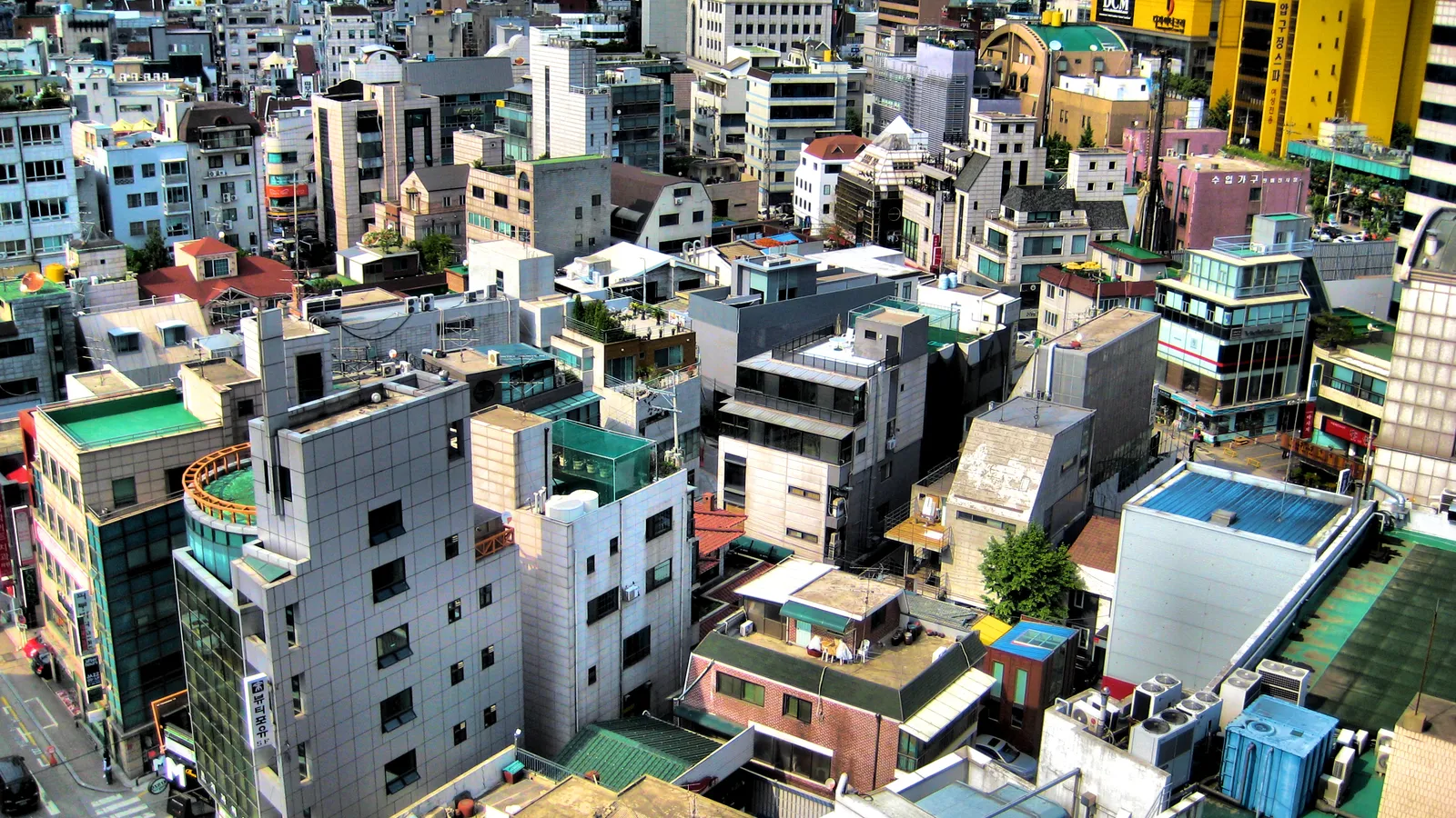서울 강남 지역의 밀집한 건물들을 높은 곳에서 내려다본 전경