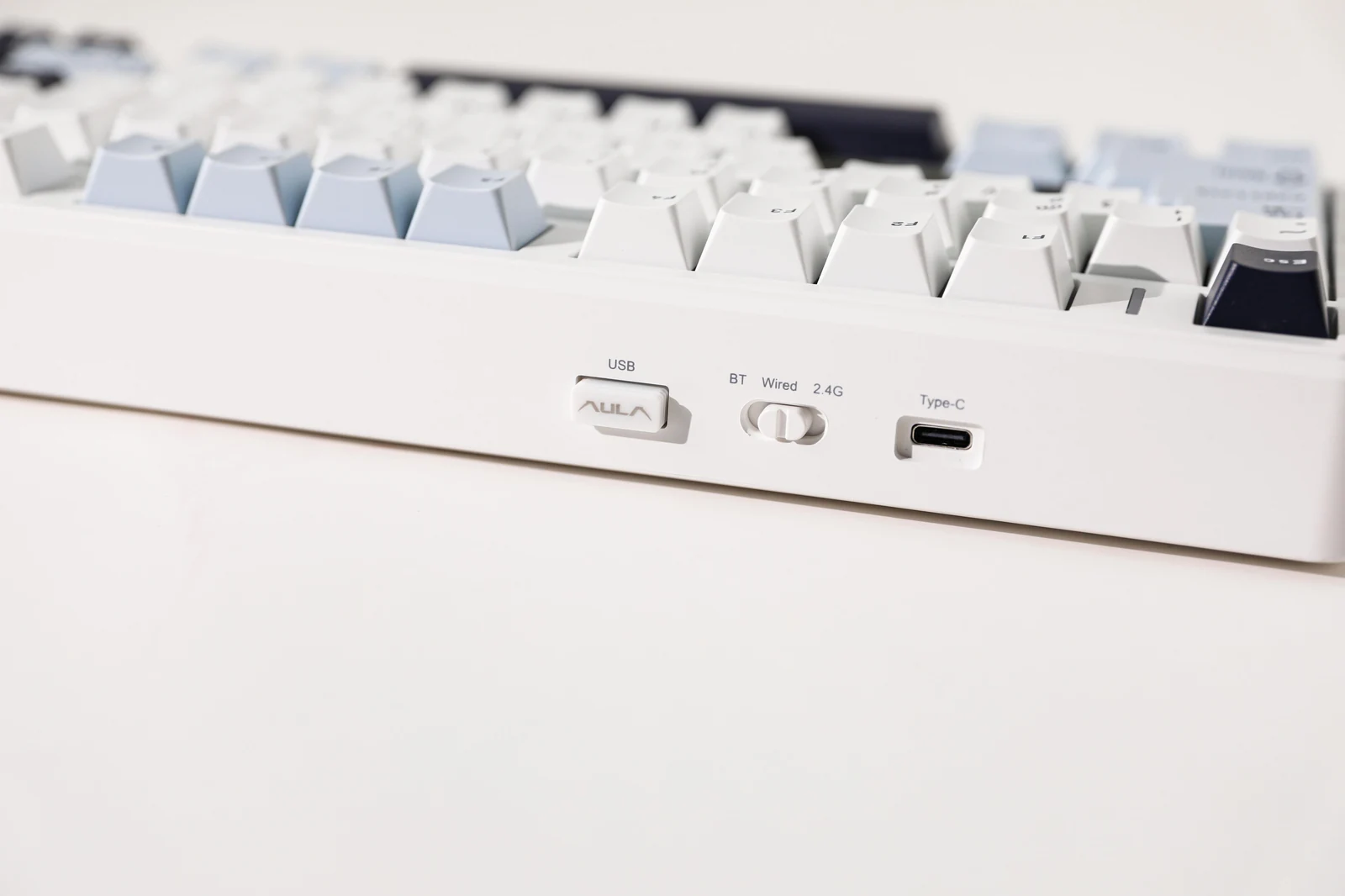 AULA 독거미 F99 Pro 측면 — USB 동글 보관함, BT·유선·2.4G 전환 스위치, Type-C 포트