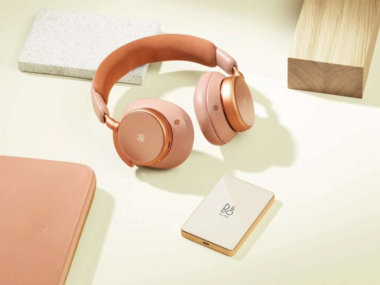 뱅앤올룹슨 보조배터리와 코퍼 톤 Beoplay H100 헤드폰