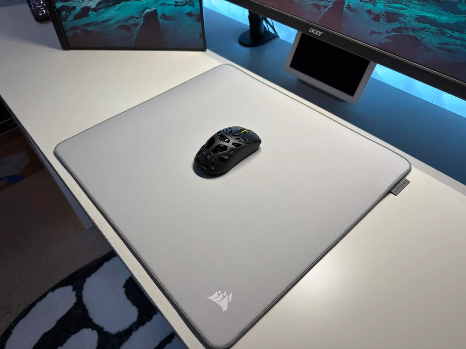 커세어 세이버 v2 PRO MG를 마우스패드 위에 올려둔 데스크 셋업 사진