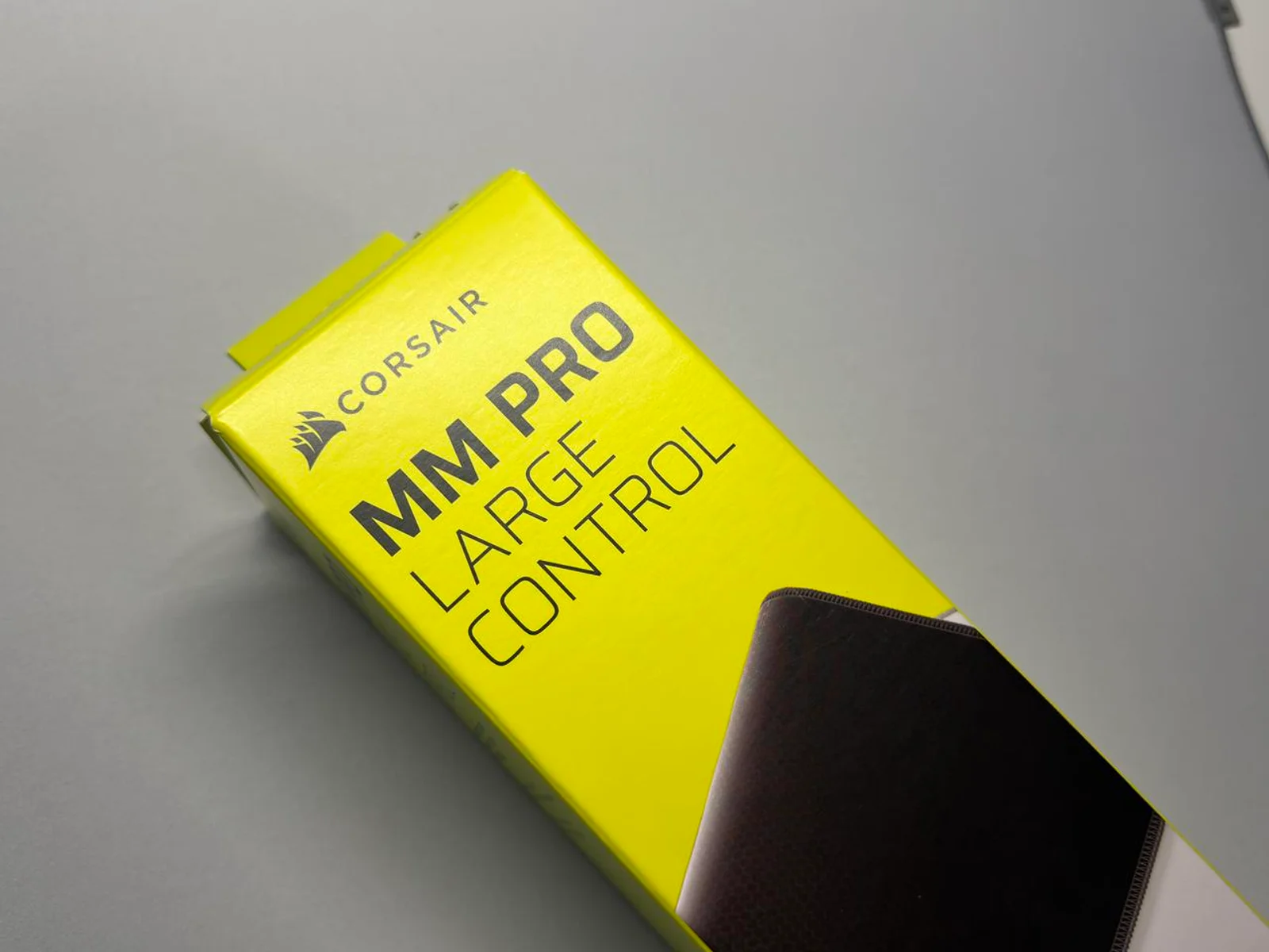 커세어 세이버 v2 PRO MG 측면 — SABRE 각인과 사이드 버튼