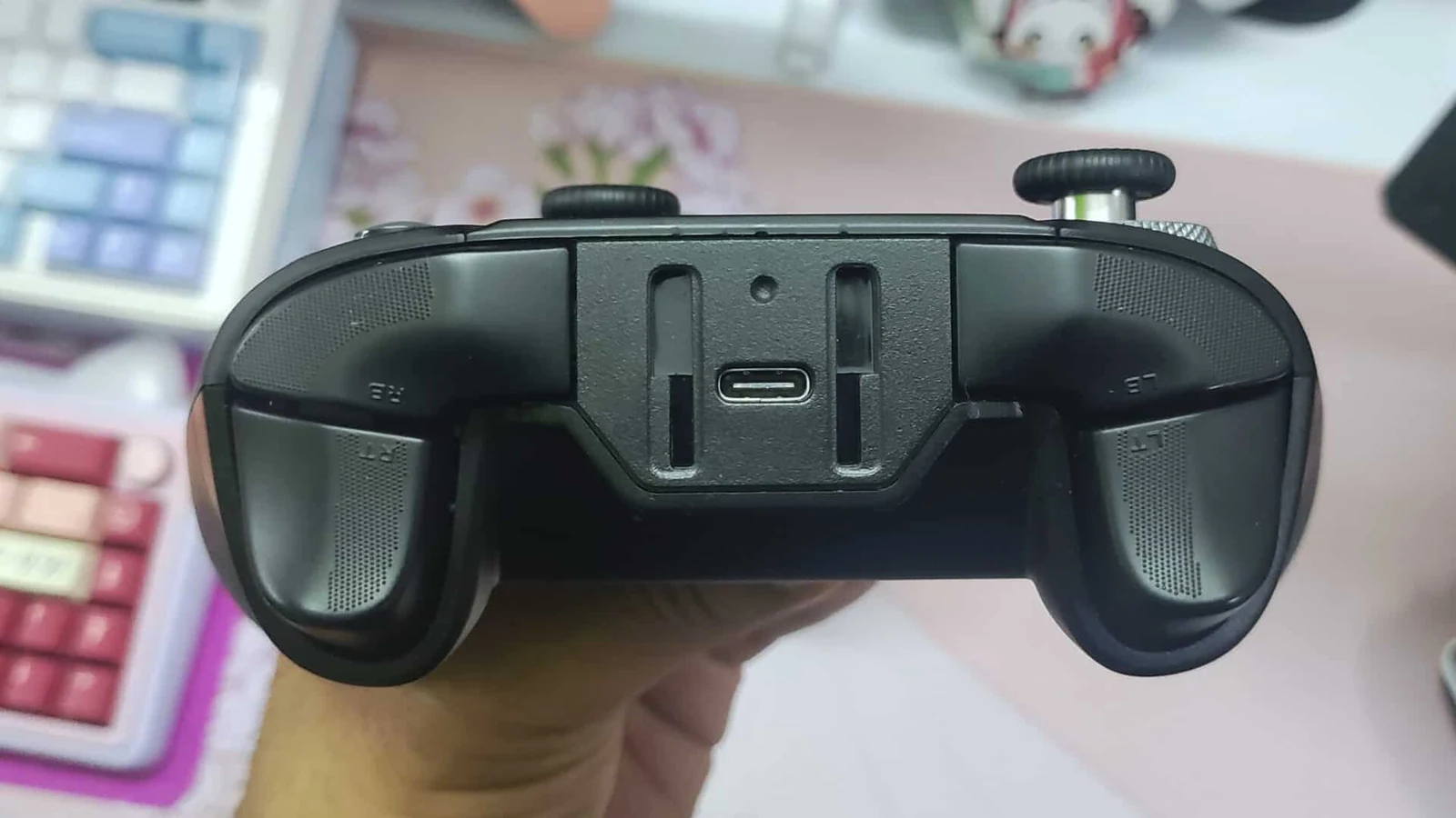 플라이디지 베이더 4 프로 하단 — USB-C 포트와 트리거 락 스위치