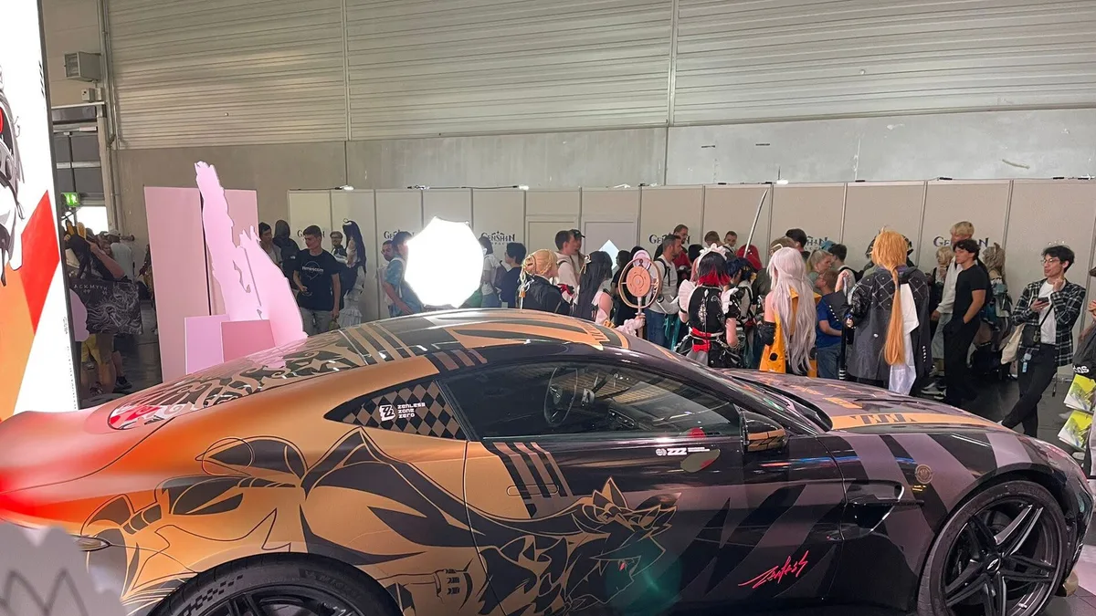 전시 부스에 놓인 도색 차량과 그 주변에 몰린 관람객