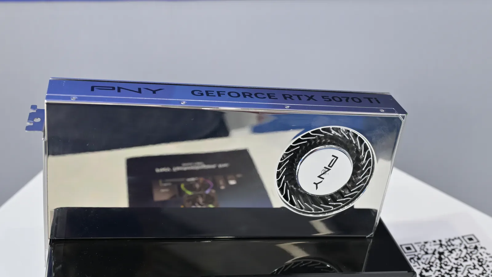 전시대에 진열된 PNY 지포스 RTX 5070 Ti 그래픽카드 제품