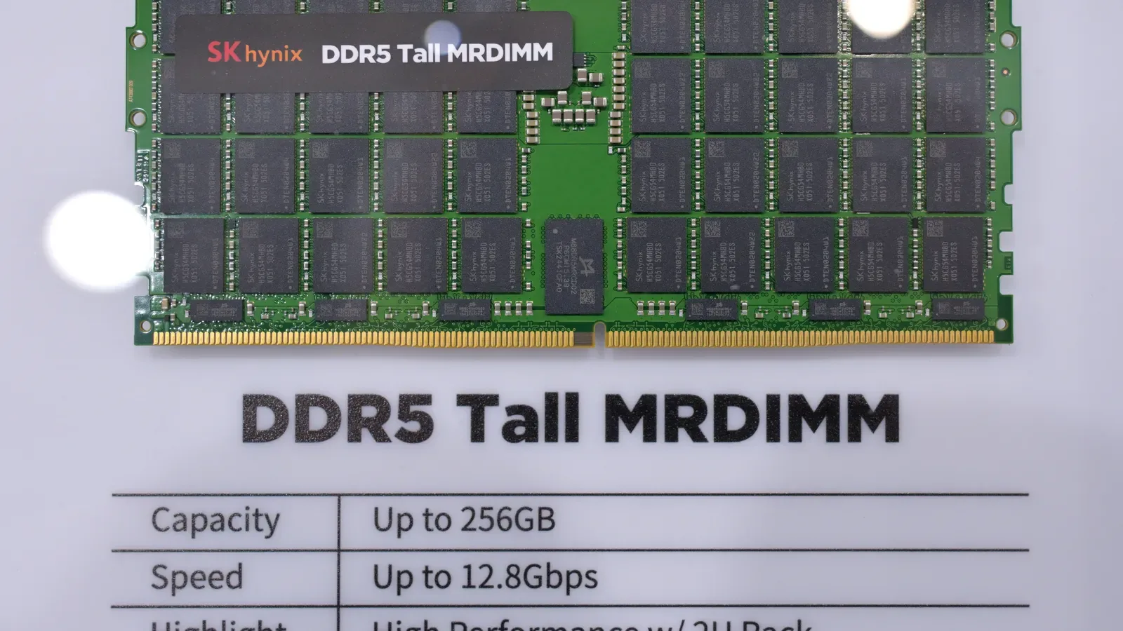 전시대에 놓인 SK하이닉스 DDR5 메모리 모듈 제품