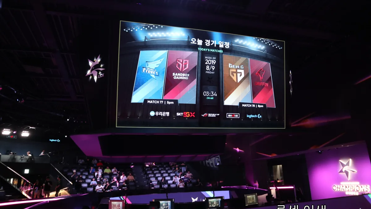 LCK 경기장 무대와 대형 스크린