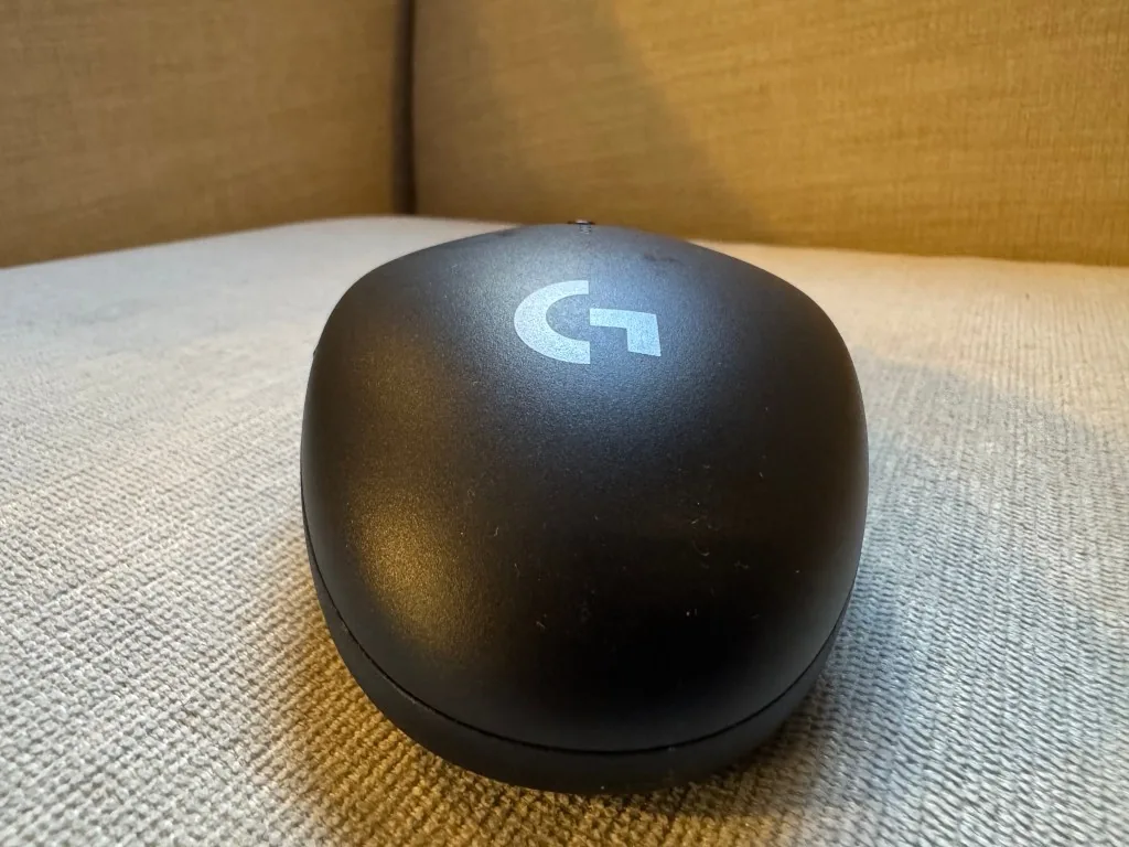 Logitech G305 후면 — 로지텍 G 로고와 매끄러운 쉘 디자인
