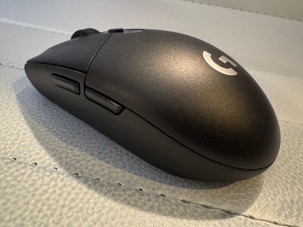 Logitech G305 측면 — 사이드 버튼과 낮은 프로파일
