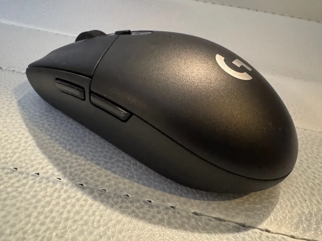 Logitech G305 측면 — 사이드 버튼과 낮은 프로파일