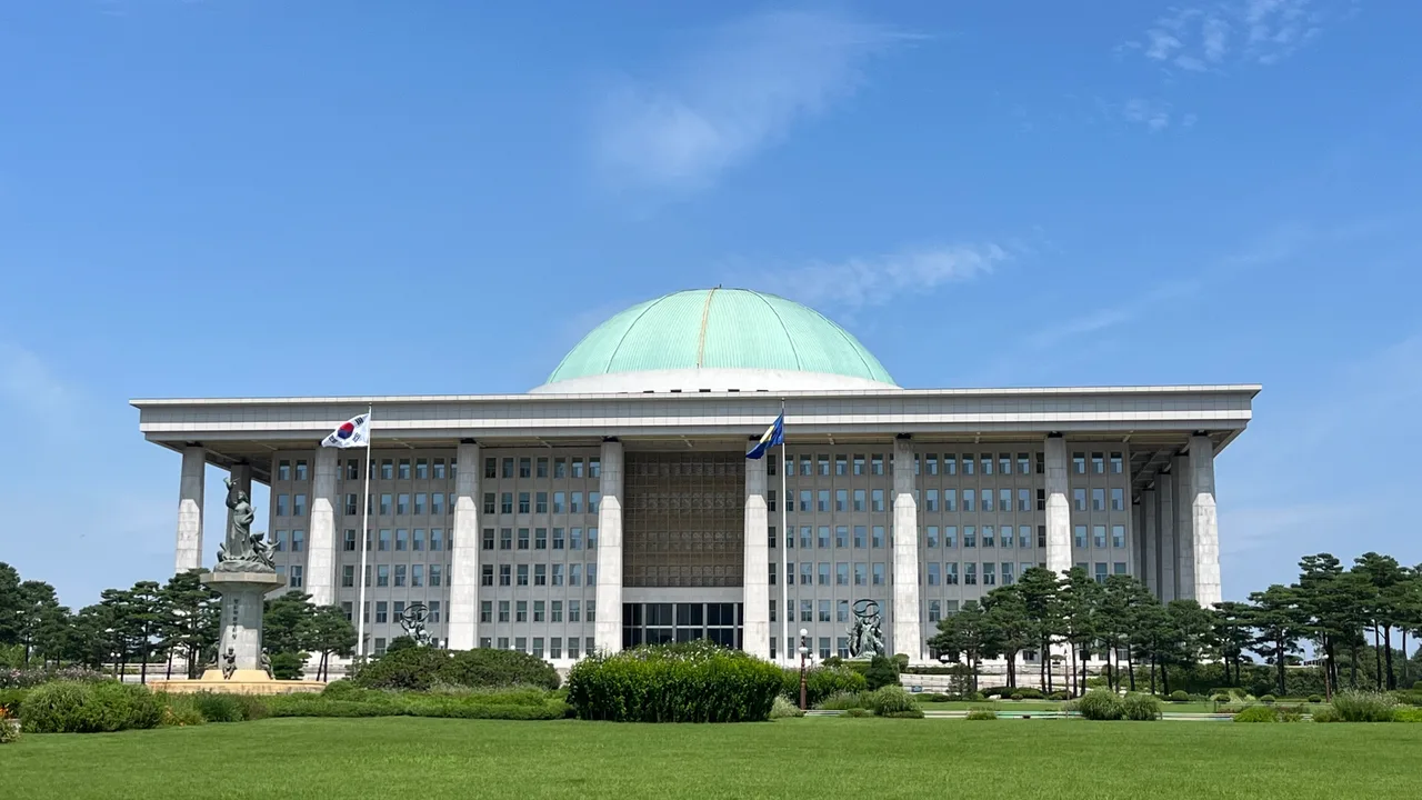 대한민국 국회의사당 전경, 녹색 돔 지붕과 태극기가 보이는 정면 사진