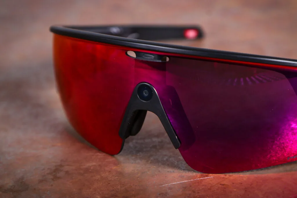 Oakley Meta Vanguard 카메라 디테일 — 브릿지 중앙 배치 12MP 렌즈
