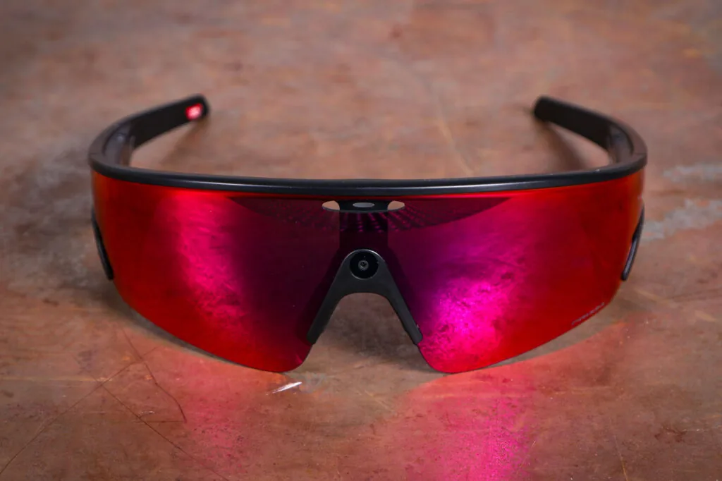 Oakley Meta Vanguard 정면 뷰 — 랩어라운드 단렌즈 디자인