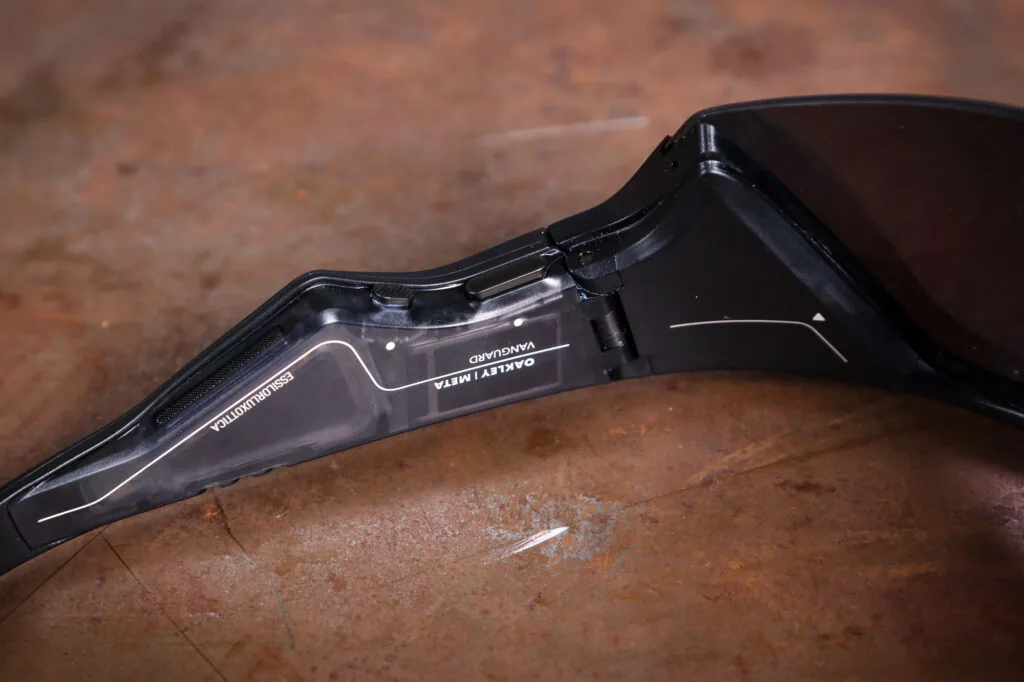 Oakley Meta Vanguard 스피커와 버튼 디테일 — 템플암 내부