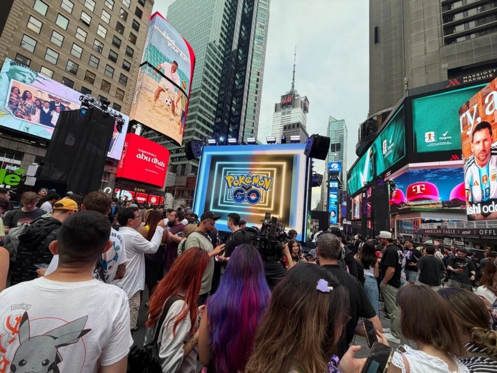 포켓몬고 10주년 타임스퀘어 — 포켓몬고 로고가 표시된 전광판 앞에 모인 인파