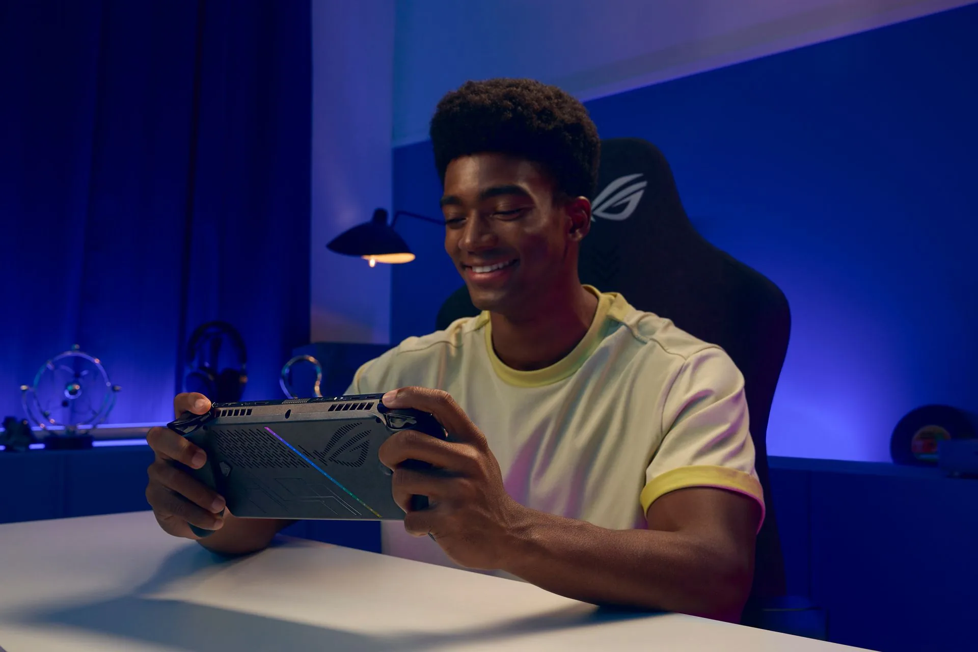 ROG Xbox Ally X — 손에 쥔 모습