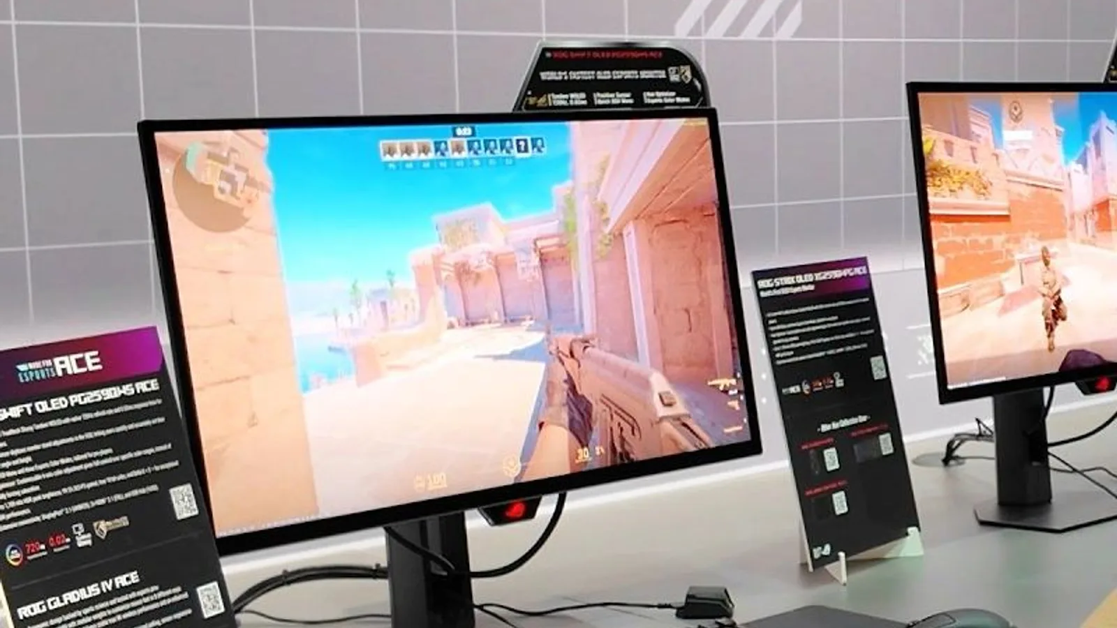 전시대에 나란히 놓인 ROG e스포츠 모니터들