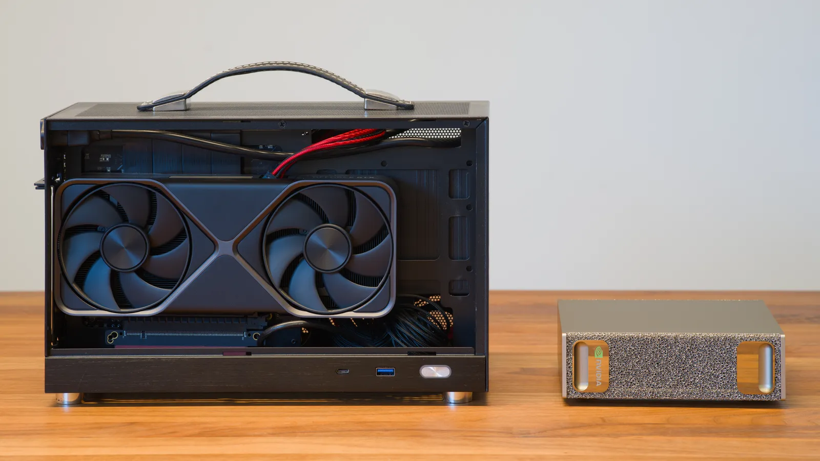 책상 위에 놓인 소형 폼팩터 PC 안에 장착된 지포스 RTX 5070 파운더스 에디션 그래픽카드