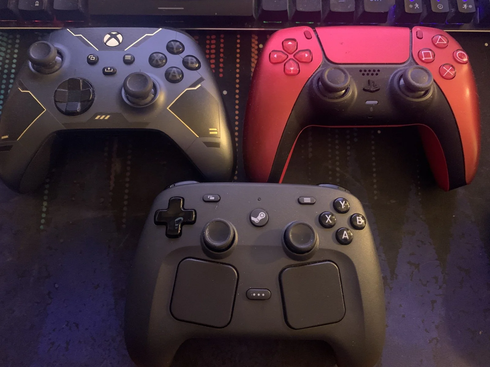 Xbox 컨트롤러, 듀얼센스, 스팀 컨트롤러 2026 나란히 비교