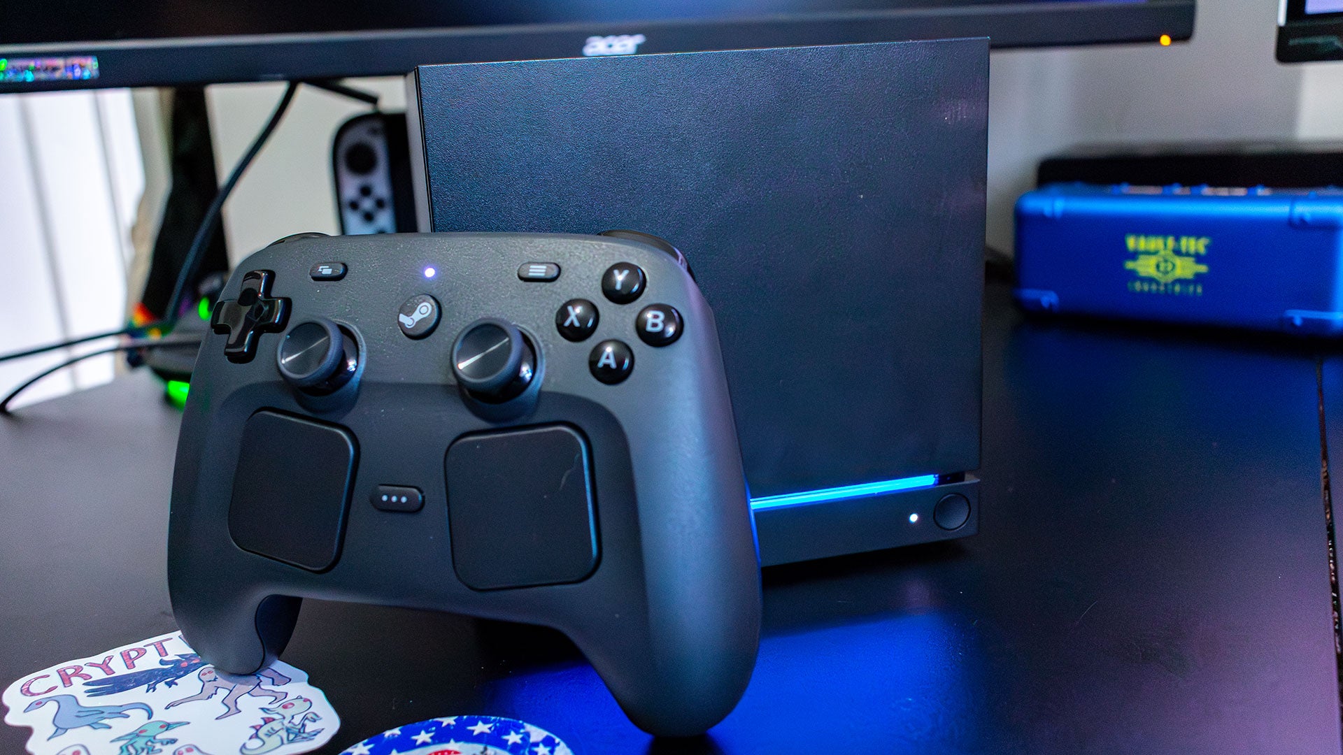 스팀 머신 본체 앞에 놓인 Steam Controller — 게이밍 책상 셋업