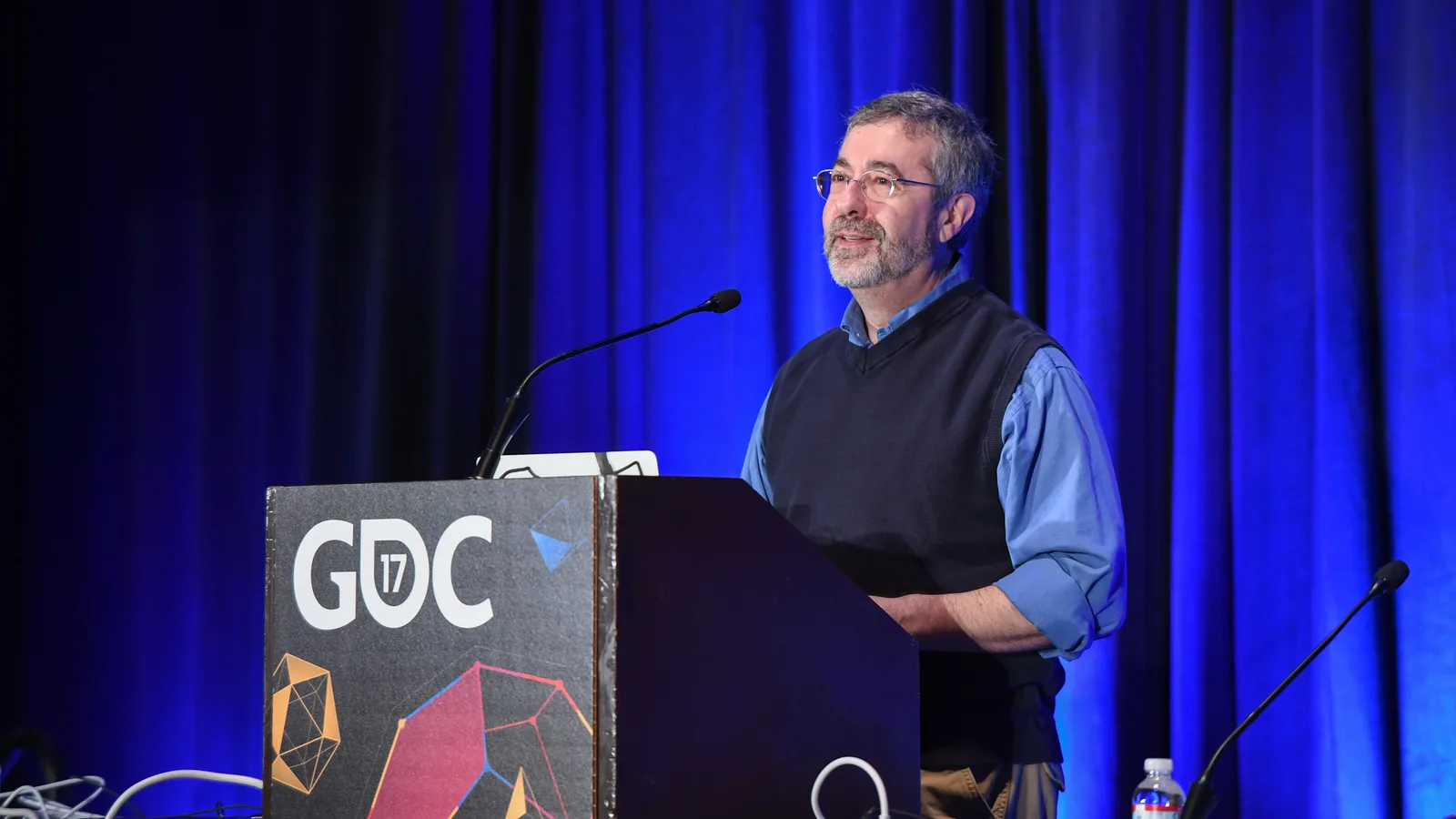 2017년 GDC 연단에서 데우스 엑스 포스트모템 강연을 진행하는 워렌 스펙터